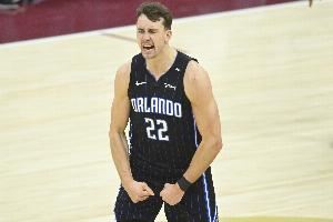 主力输出！小瓦格纳半场9中5贡献全队最高15分 外加1板2助1断