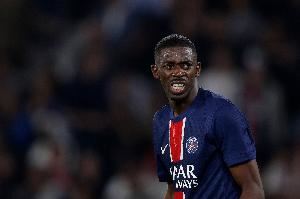 队报：尽管右大腿有伤，登贝莱仍参加了巴黎的训练图片