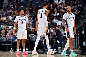 马刺队史首次开局5连胜！解说：打弱队红利 但攻防体系已初步成型