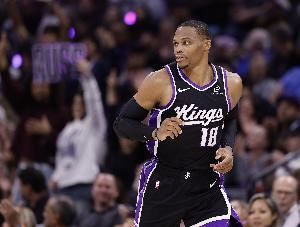 威少：我不知道我今天成了后卫历史篮板王 我得要今天的比赛用球