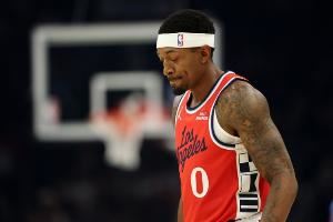 历史级别的下滑程度！美记晒比尔赛季场均数据：场均7.4分！