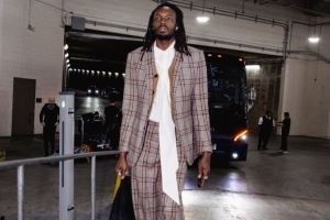 今日没小杨！开拓者亮相休斯敦 格兰特一身格纹套装时尚感拉满