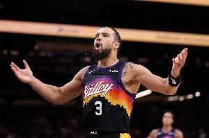 小心钱包 狄龙：感觉我们末节是5打7 裁判凭情绪吹罚 边吹边坏笑