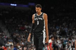 张佳玮：文班进攻端真得收着用 5连胜时我还说健康打完争dpoy就行